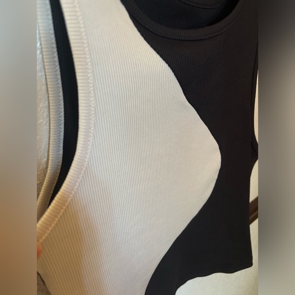 Trendy Two-Tone Sleeveless Shirt - Size S - Picture 4 of 4